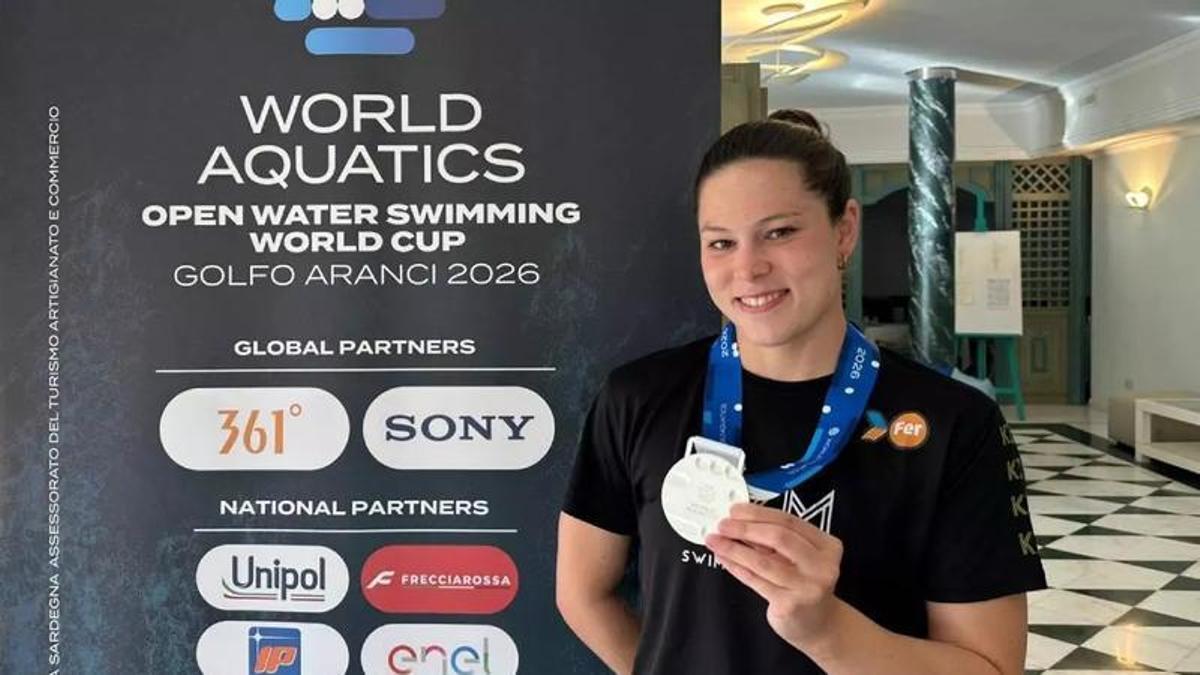 Ángela Martínez, subcampeona de la Copa Del Mundo 10k en Ibiza 2026. En la imagen de cabecera, con la plata lograda el pasado 1 de mayo en la Copa del Mundo de Golfo Aranci, Italia.