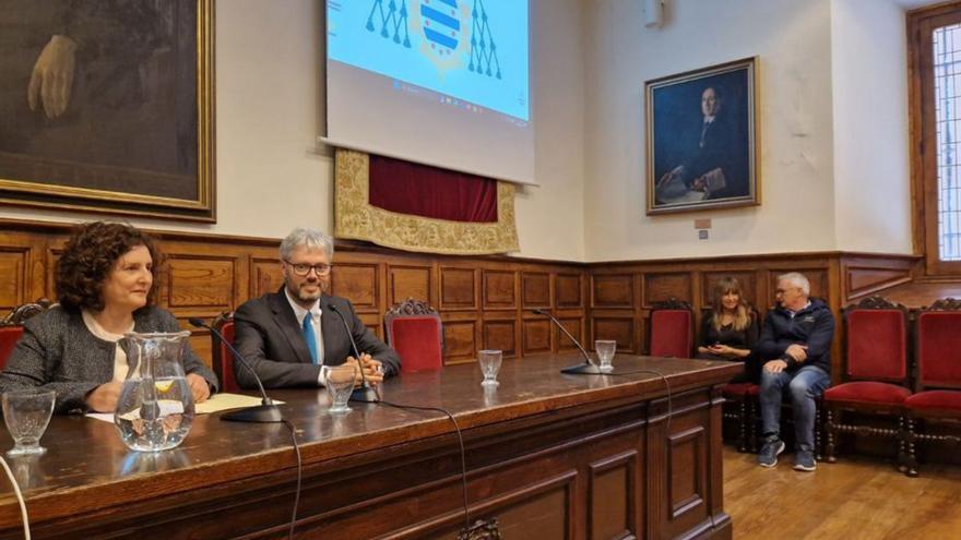 Beatriz González Prieto; Abel Arias, director de la Cátedra Rafael del Riego, y, al fondo, la periodista Ana Pardo de Vera y el catedrático Francisco Bastida, en el edificio histórico de la Universidad de Oviedo.