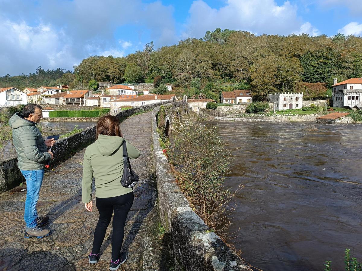 Visitantes en el entorno d ea Ponte Maceira, entre Negreira y Ames