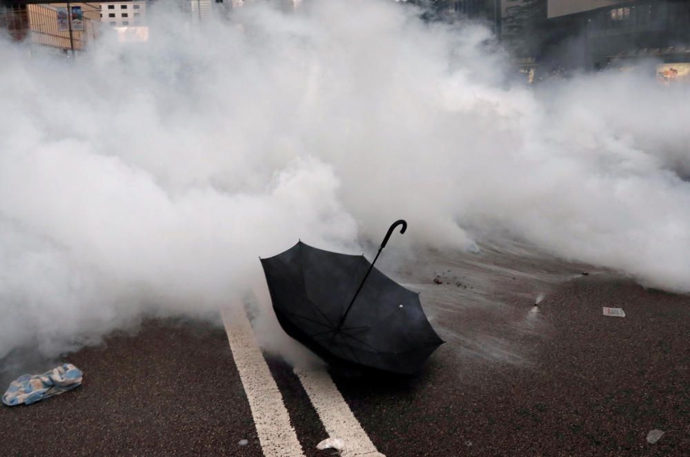 Miles de manifestantes paralizan Hong Kong