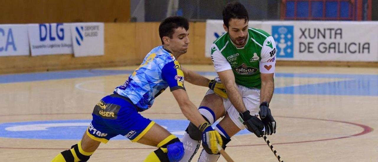 Sito Ricart, con el Caldes en el Palacio de Riazor, en pugna con Dava Torres. |  // CARLOS PARDELLAS