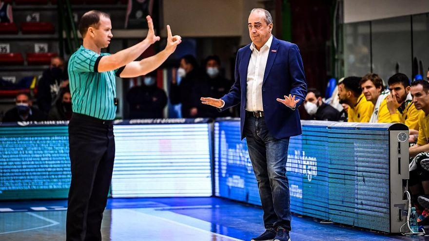 Txus Vidorreta durante el partido del Lenovo Tenerife ante el Dinamo Sassari.