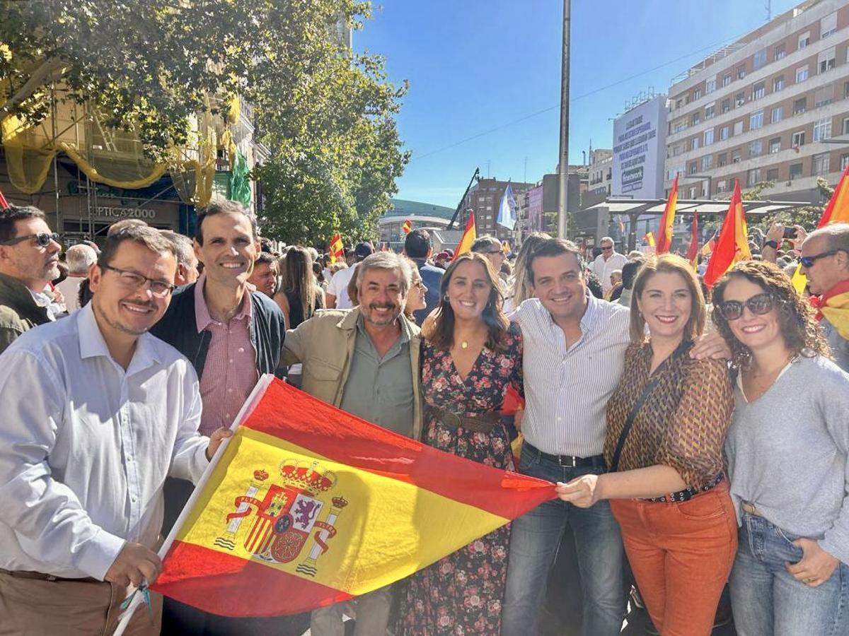 El alcalde con otros concejales y cargos municipales, en el acto de Madrid.