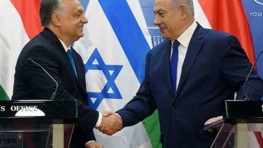 Netanyahu (dcha.), en Jerusalén con el húngaro Viktor Orbán. // Efe