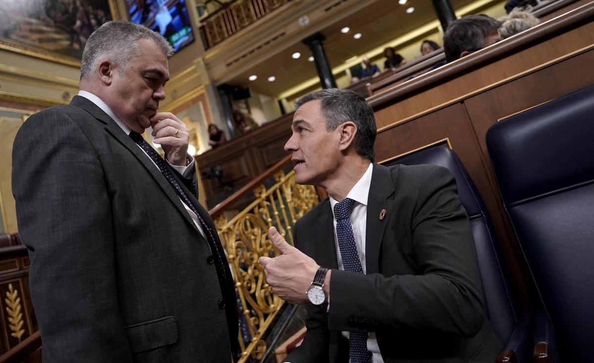 Pedro Sánchez y Santos Cerdán en la sesión de control al Gobierno en el Congreso.