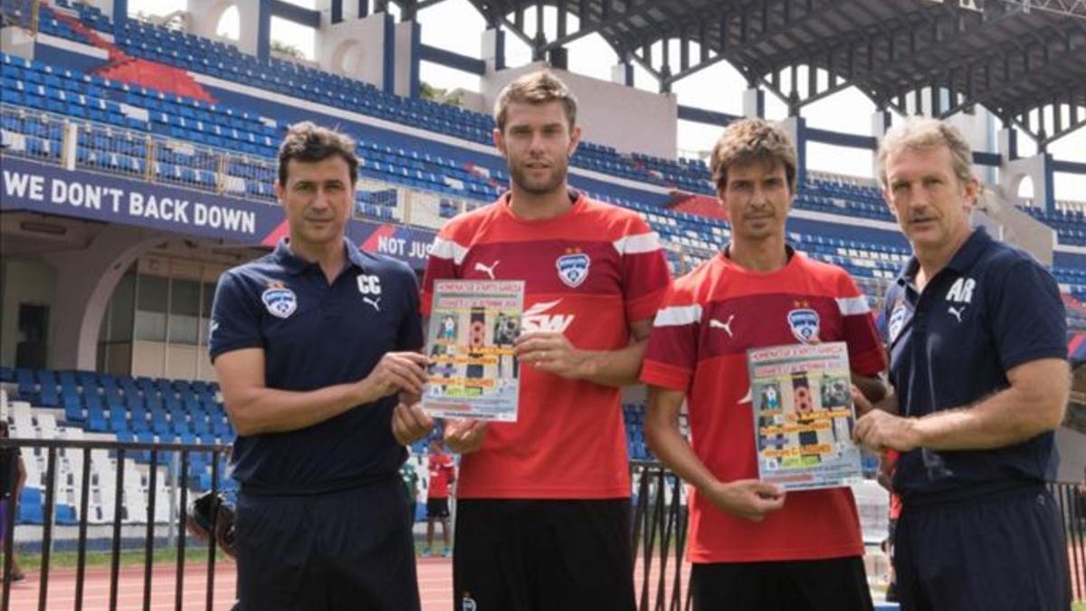 Carles Cuadrat, Juanan, Álvaro Rubio y Albert Roca posan con el cartel del partido organizado por el CF Blanes