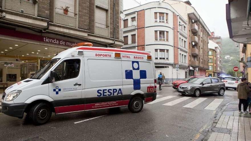 Herido un hombre al ser arrollado por un coche en Sama