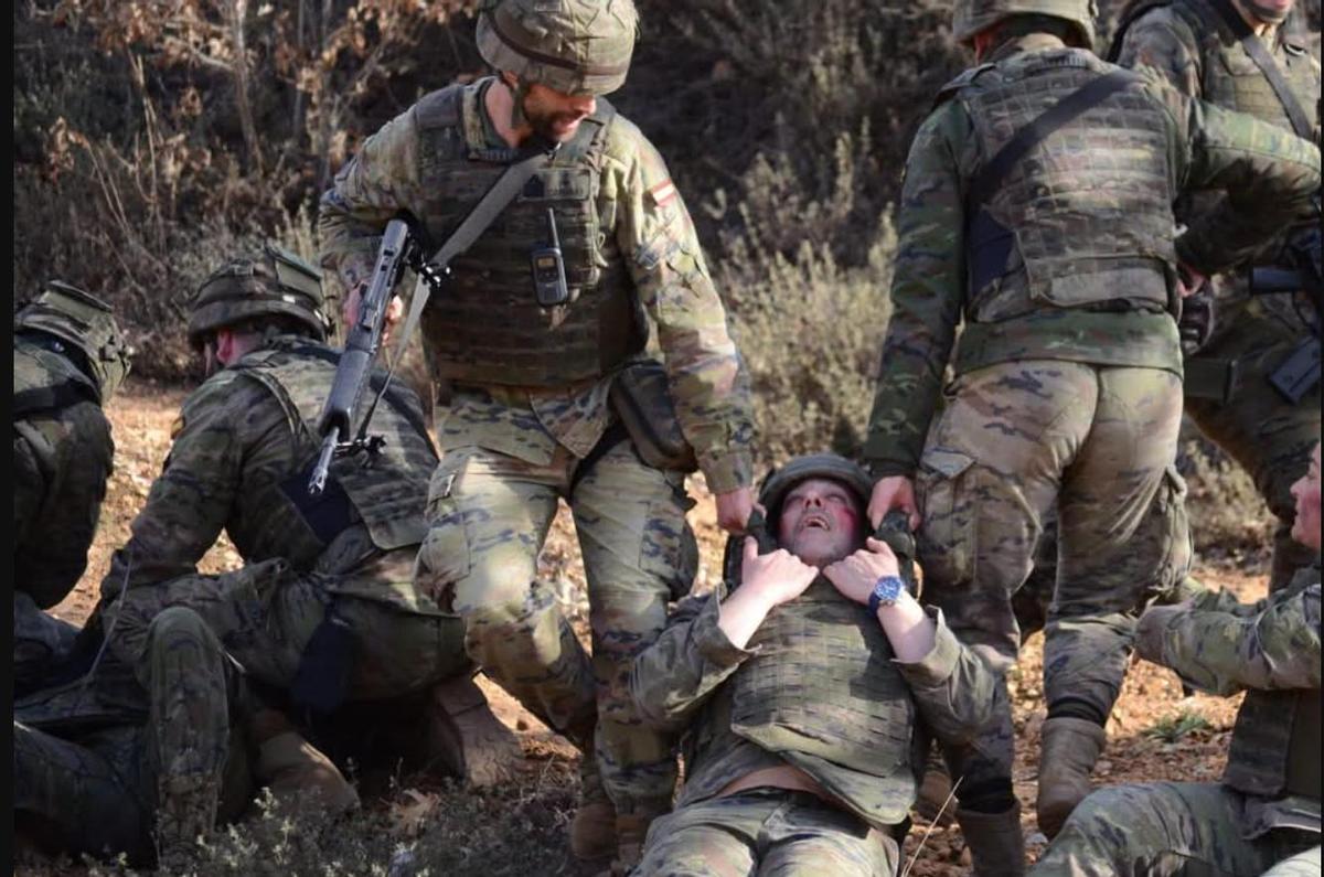 La profusión de drones en el frente a menudo hacen imposible la evacuación de heridos. En la foto, ejercicio de formación sanitaria a soldados españoles de Artillería en León.