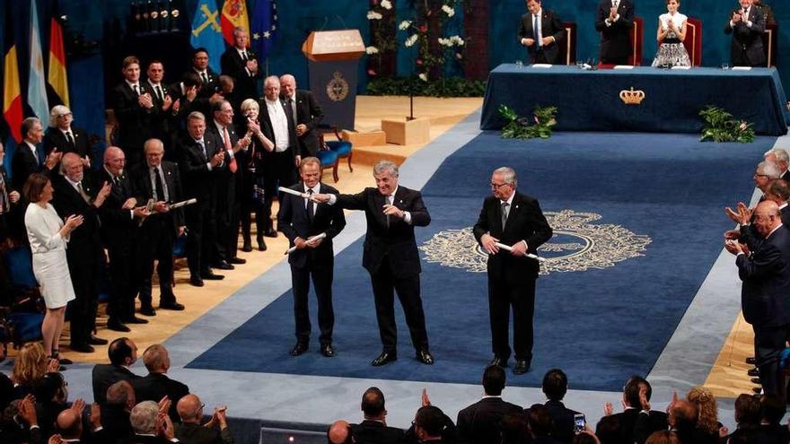 El presidente del Parlamento Europeo, Antonio Tajani (c.), el presidente de la Comisión Europea (CE), Jean-Claude Juncker (d.), y el presidente del Consejo Europeo, Donald Tusk (i.), tras recoger el Premio Princesa de Asturias 2017 de la Concordia, ayer en Oviedo. // L. Murias