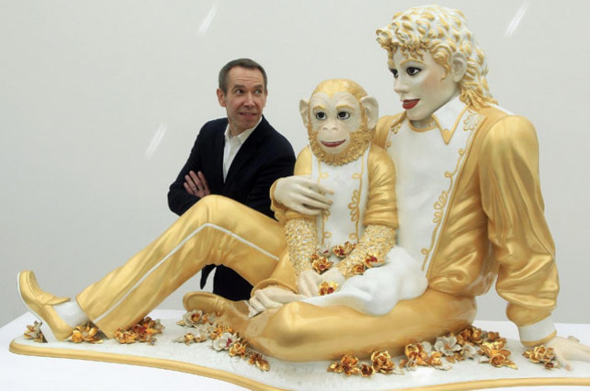 L’artista nord-americà Jeff Koons, amb la seva escultura ’Michael Jackson and Bubbles’ (1988) en l’exposició instal·lada a la Fundació Beyeler, a la localitat suïssa de Riehen.