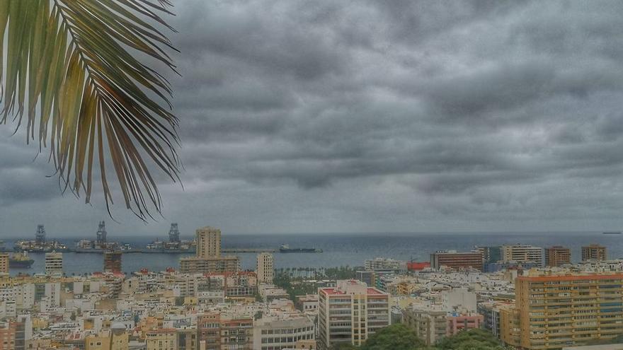 Tiempo en Canarias: amanecer con cielo encapotado en Las Palmas de Gran Canaria el 24 de mayo de 2022.