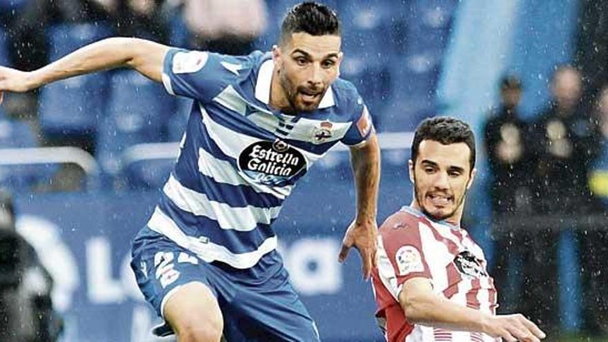 Bóveda supera a un rival en el partido contra el Lugo disputado en Riazor.