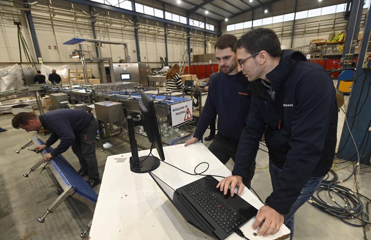 Trabajadores de Hermasa en la planta del grupo en el PTL
