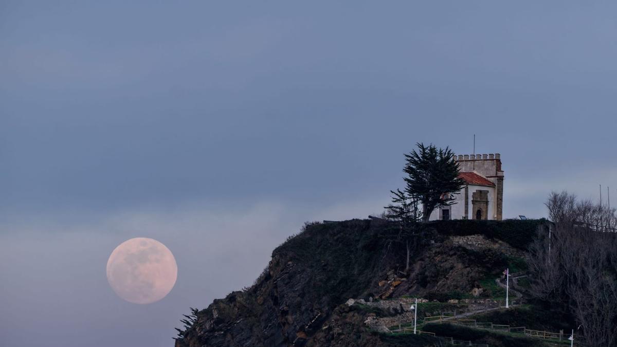 VÍDEO: Así se vió en Asturias la "luna de gusano"