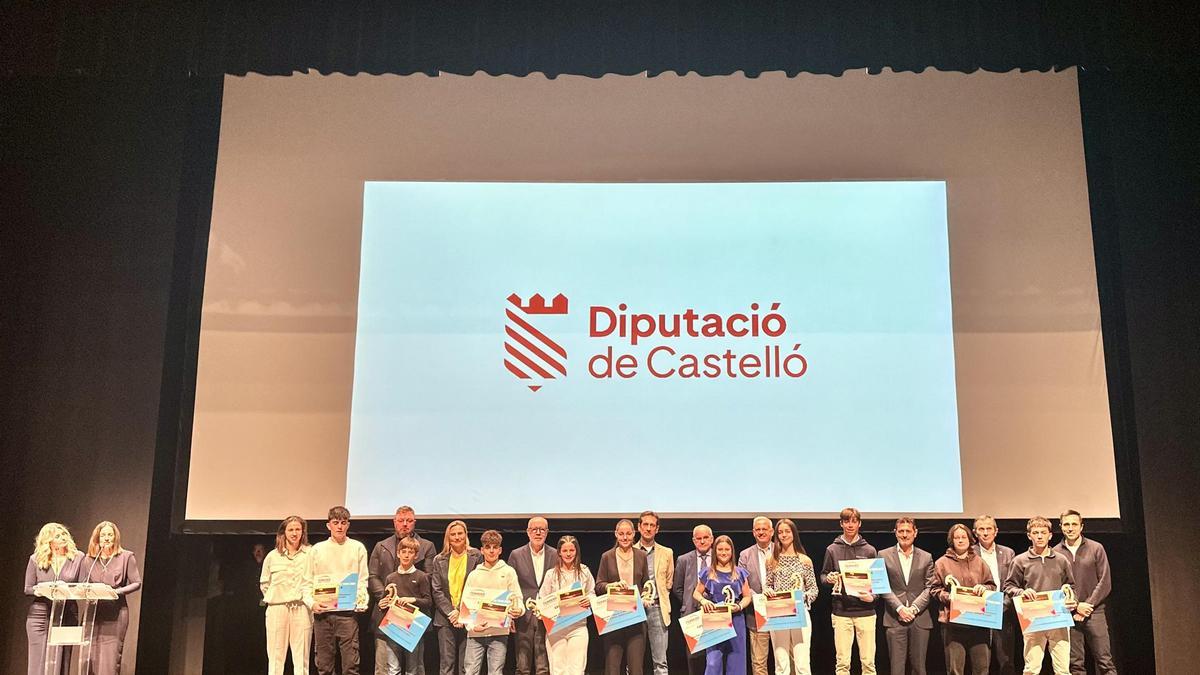 Foto de familia con varios de los premiados en la Gala del tenis del pasado año, junto a autoridades y entrenadores.