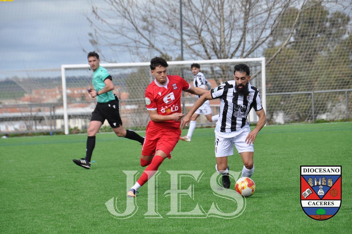 Aymane y Carlos Bravo pugnan por el balón en un lance del juego.
