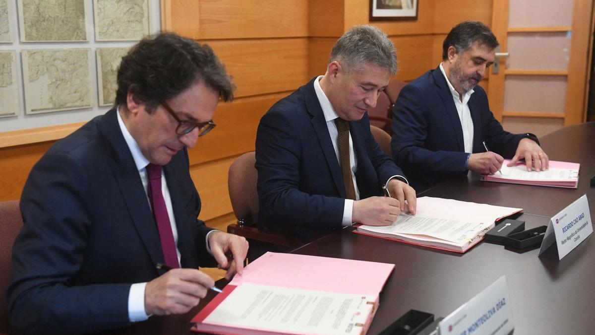 Javier Monteoliva (Inditex), Ricardo Cao (UDC) y José Bernardo Silveira (AGEF) en un momento de la firma de renovación del convenio de la 'Cátedra de Empresa Familiar UDC'.