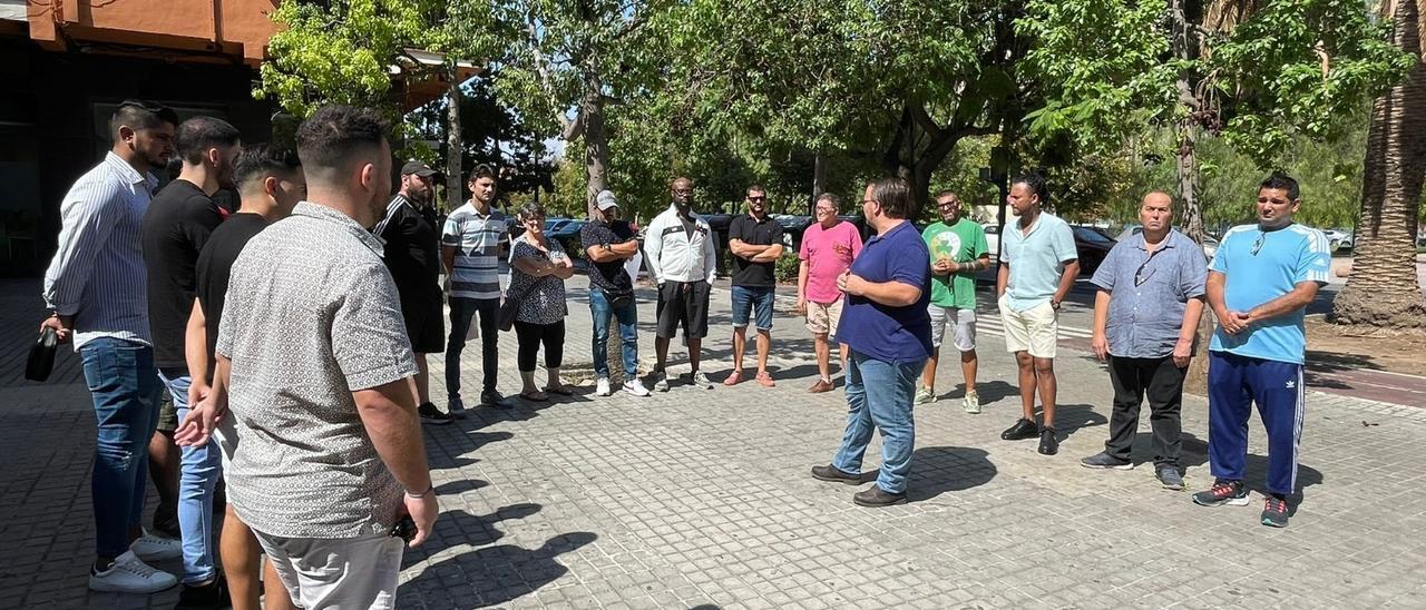 Reunión de hosteleros de la plaza de Honduras ayer.