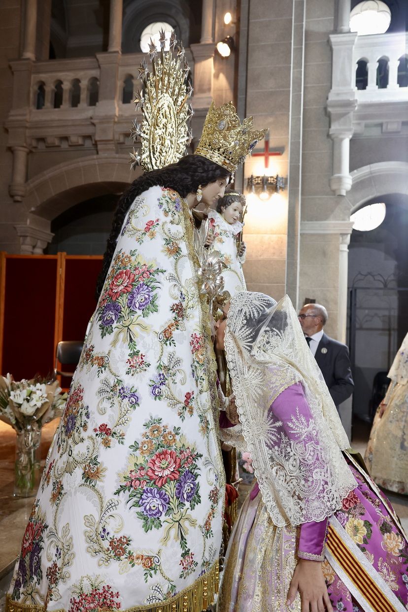 Así ha sido el Besamanos de las falleras mayores y cortes de honor 2025