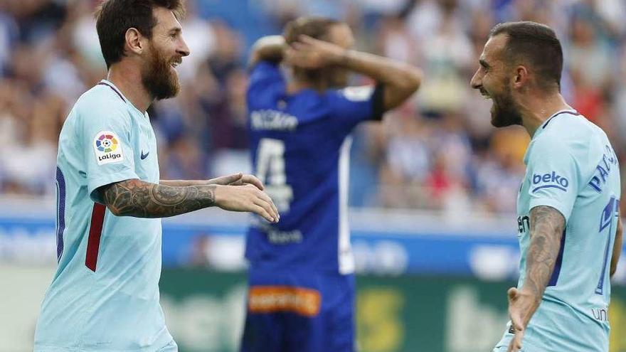 Messi, a la izquierda, celebra con Alcácer su segundo gol en Mendizorroza.