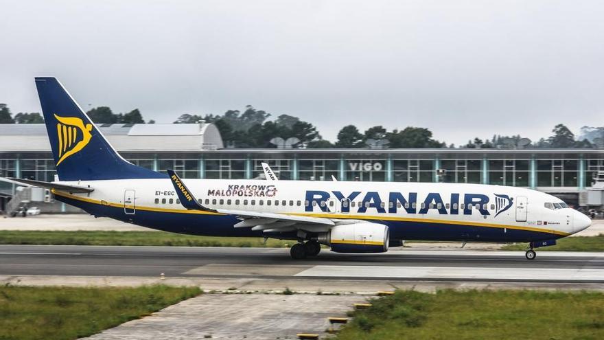 Un avión de Ryanair en Vigo. // FdV