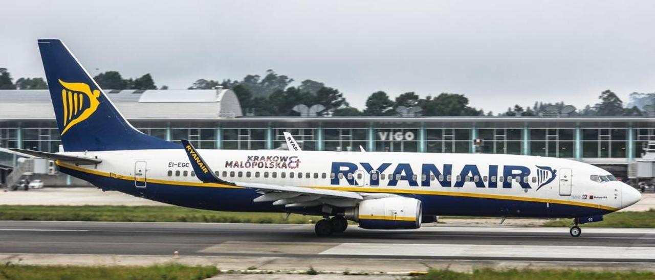 Un avión de Ryanair en Vigo.