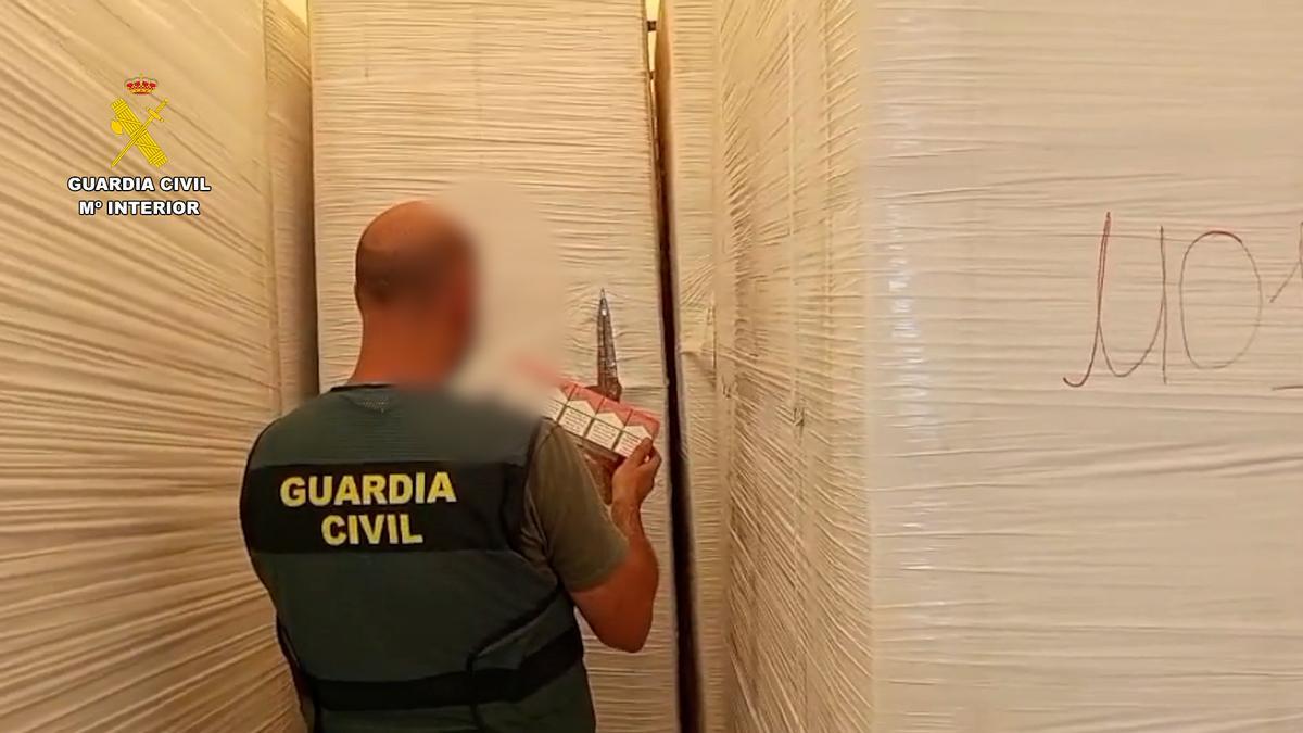 Un agente de la Guardia Civil durante la operación 'Tapol' contra el contrabando de tabaco.