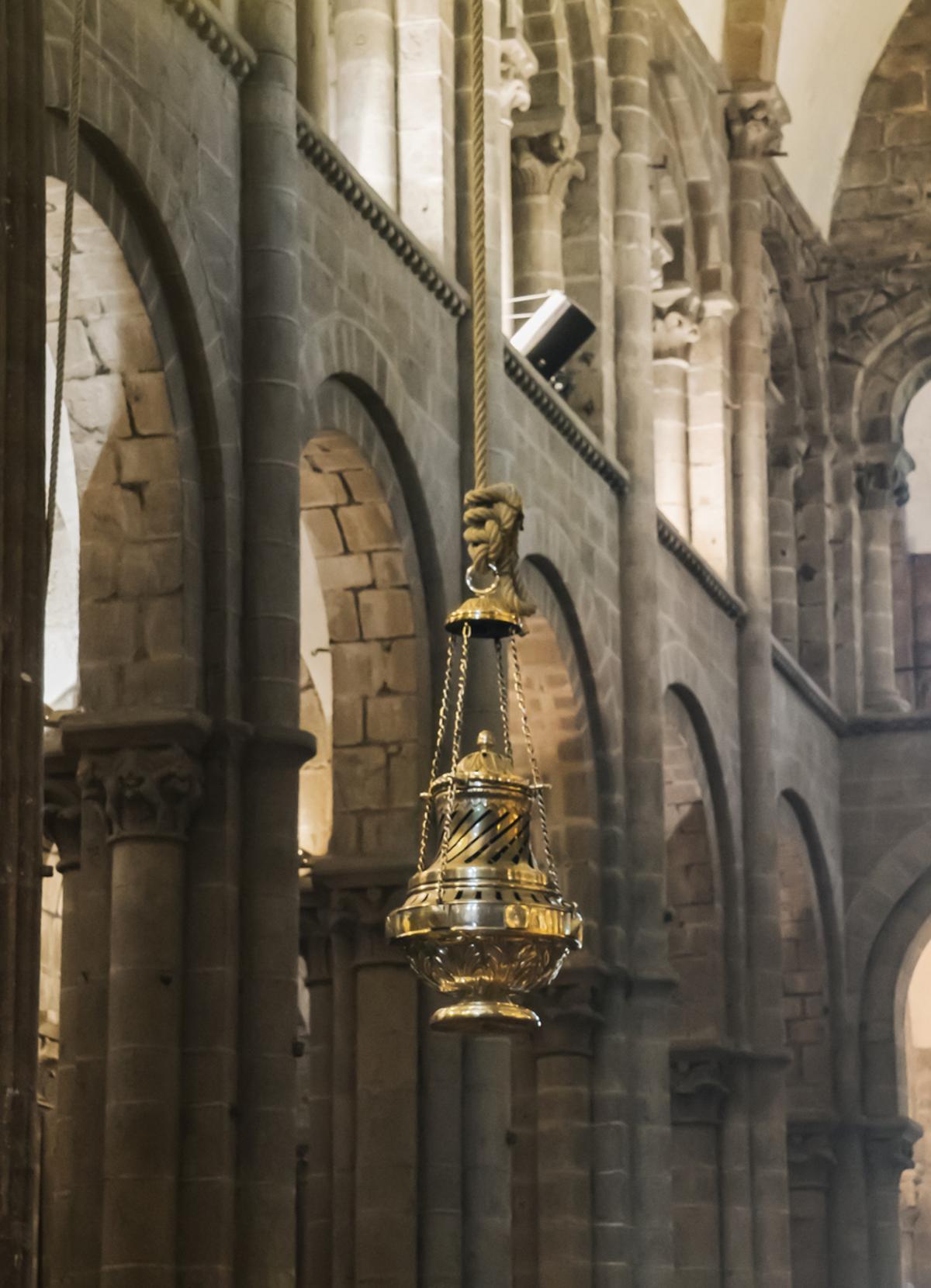 Botafumiero gigante colgado en la Catedral de Santiago de Compostela
