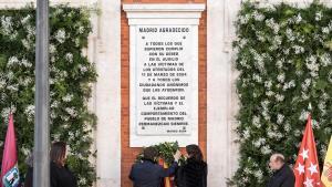 La presidenta de la Comunidad de Madrid, Isabel Díaz Ayuso, y el alcalde de Madrid, José Luis Martínez-Almeida, colocan una corona de flores durante un acto solemne en recuerdo a las víctimas del 11M, en la Real Casa de Correos, a 11 de marzo de 2026, en Madrid (España). Como ya es tradición, la Real Casa de Correos se ha convertido en el escenario del primero de los homenajes en recuerdo a las víctimas del atentado yihadista en el que murieron 193 personas y hubo 2.000 heridos. Además, Madrid recordará hoy a las víctimas de los atentados del 11 de marzo de 2004 en el XXII aniversario con actos desde la Puerta del Sol hasta El Pozo, pasando por el Parque de El Retiro, y ofrendas florales en distintos puntos de la capital, a lo que se sumarán el repicar de las campanas de la Catedral de La Almudena y las iglesias de la ciudad. 11 MARZO 2026 Diego Radamés / Europa Press 11/03/2026. Isabel Díaz Ayuso;José Luis Martínez Almeida;Diego Radamés