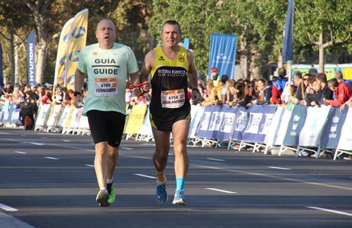 Juan Antonio Menor con su guía, Fernando Espín.