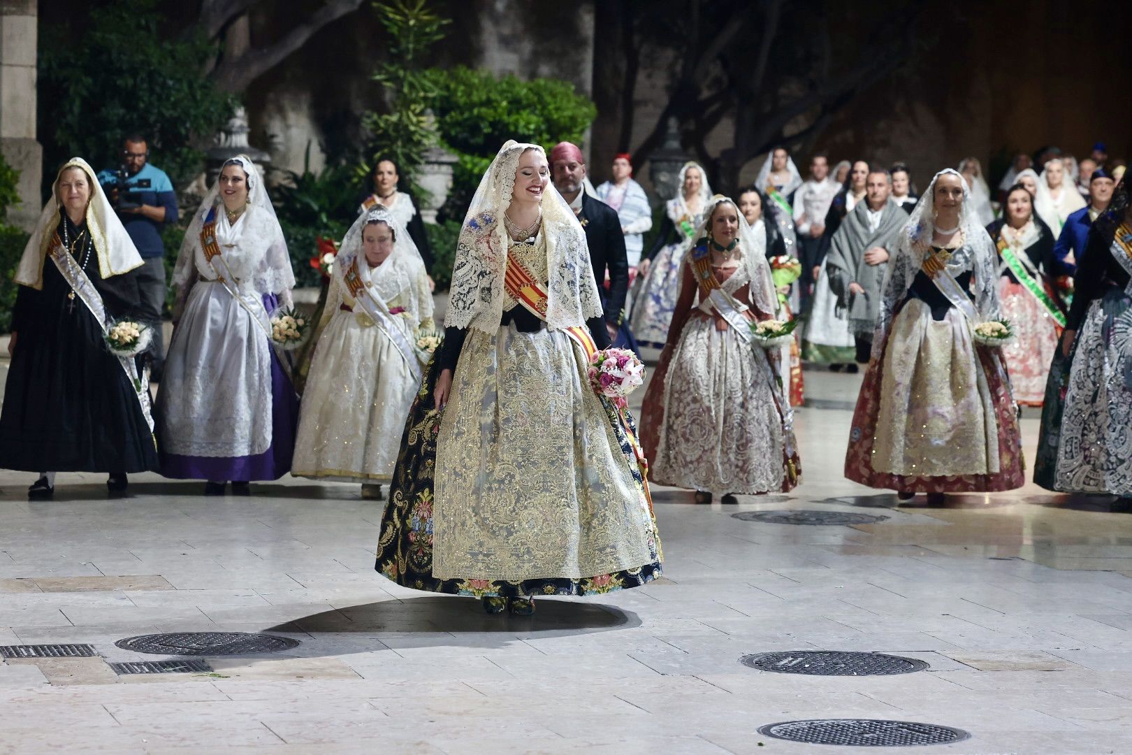 Laura Mengó y su corte coronan la ofrenda a la Virgen