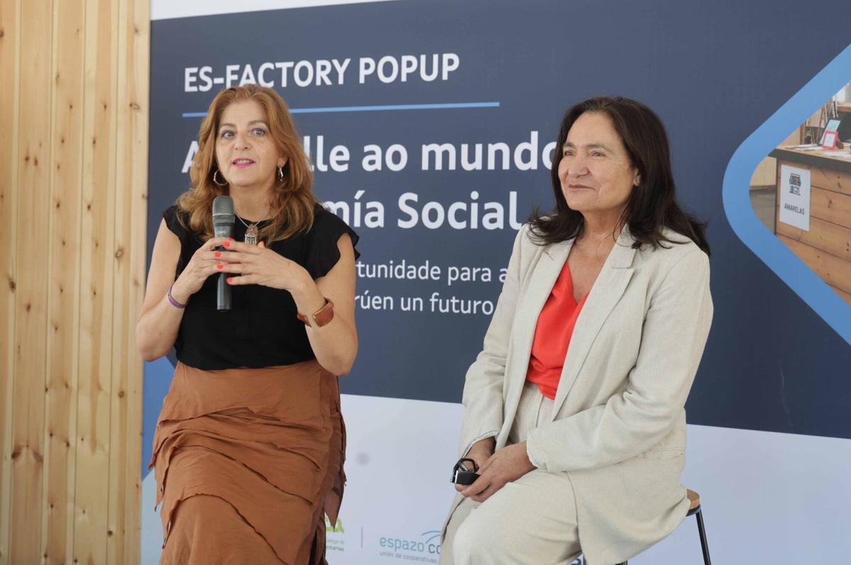 La directora general de Trabajo Autónomo y Economía Social de la Xunta, Marta Mariño junto con Ana Ortiz, la delegada territorial de la Xunta de Galicia en Vigo en su visita en el espacio comercial ES-Factory Pop Up