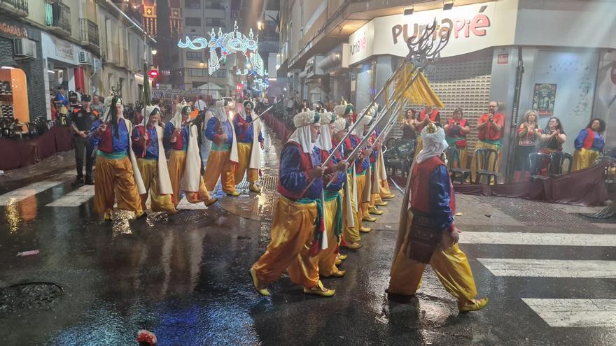 Así han desfilado los festeros musulmanes bajo la lluvia en Elda