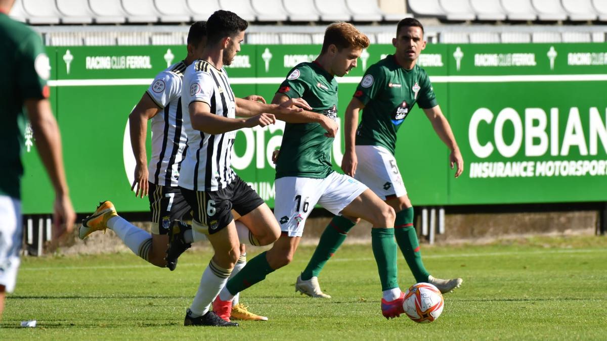 Jesús Clemente y Barri presionan a Manzanara durante el Racing de Ferrol-Badajoz jugado en el campo A Malata.