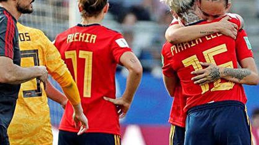 María León y Virginia Torrecilla se abrazan al final del partido contra Estados Unidos.