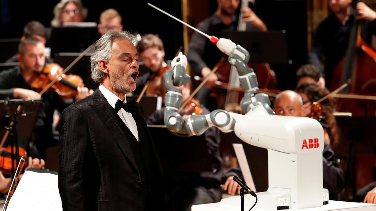 El tenor Andrea Bocelli, junto al robot director de orquesta Yumi, en su debut al frente de la Orquesta Filarmónica de Lucca, en Pisa (Italia).