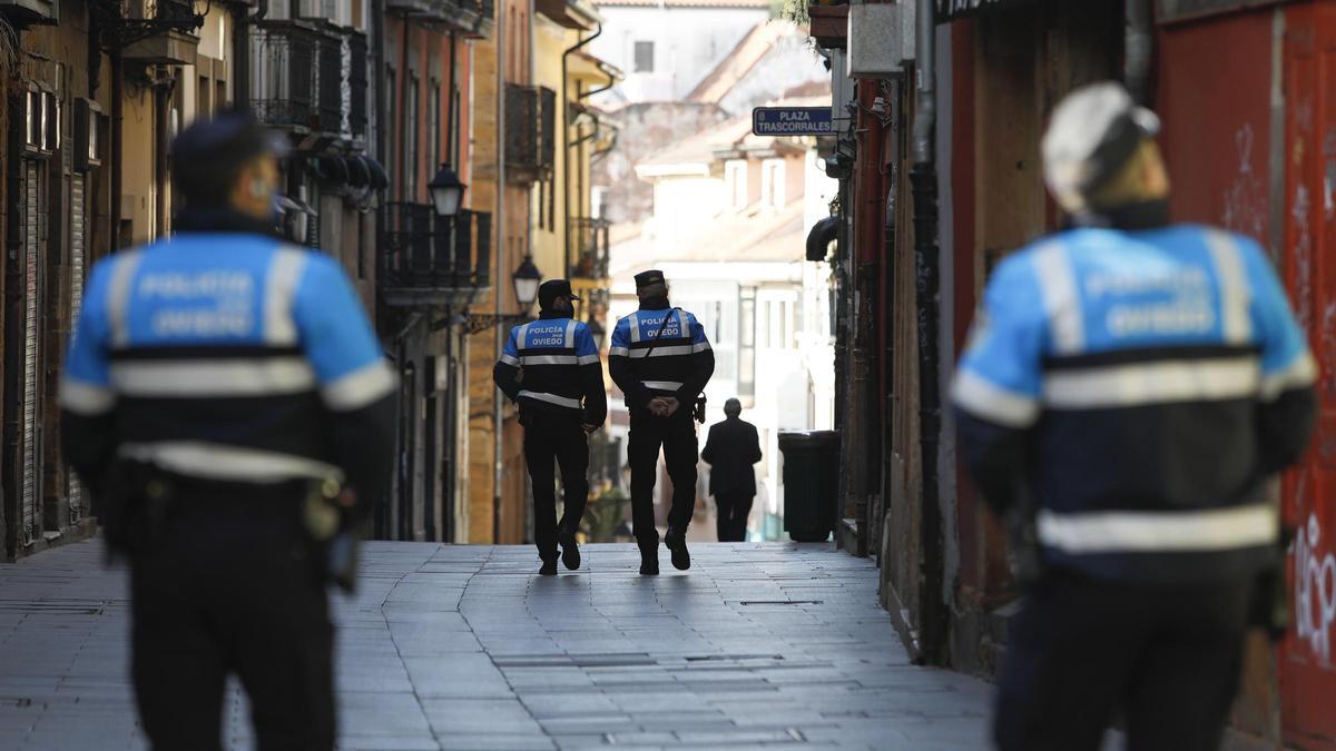 Agentes de la Policía Local de Oviedo patrullando por el Antiguo.