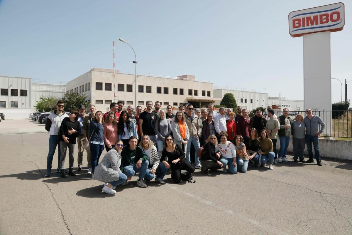 Los trabajadores se han tomado una foto histórica y para el recuerdo en la entrada a la fábrica