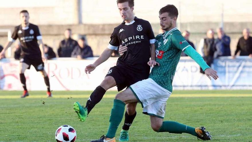 Crespo, del Coruxo, trata de despejar un balón en un lance del encuentro de ayer en el campo de O Vao ante la Cultural y Deportiva Leonesa. // Marta G. Brea