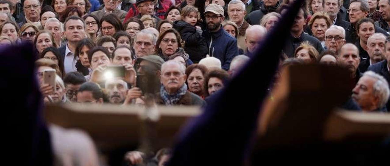 Numerosos fieles, al inicio de la procesión del Silencio, en la pasada Semana Santa.