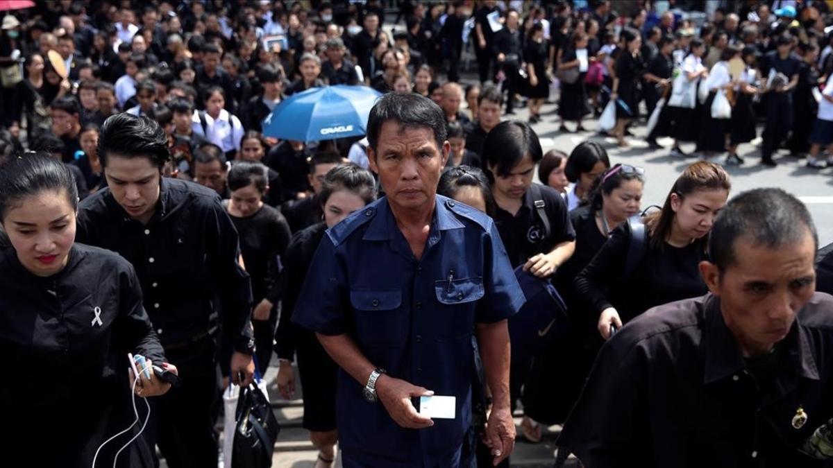 Miles de tailandeses hacen cola para rendir tributo al fallecido rey Bhumibol Adulyadej.