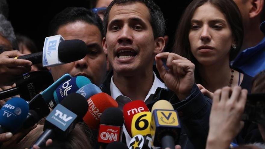 Guaidó pide salir a la calle para lograr el apoyo del Ejército