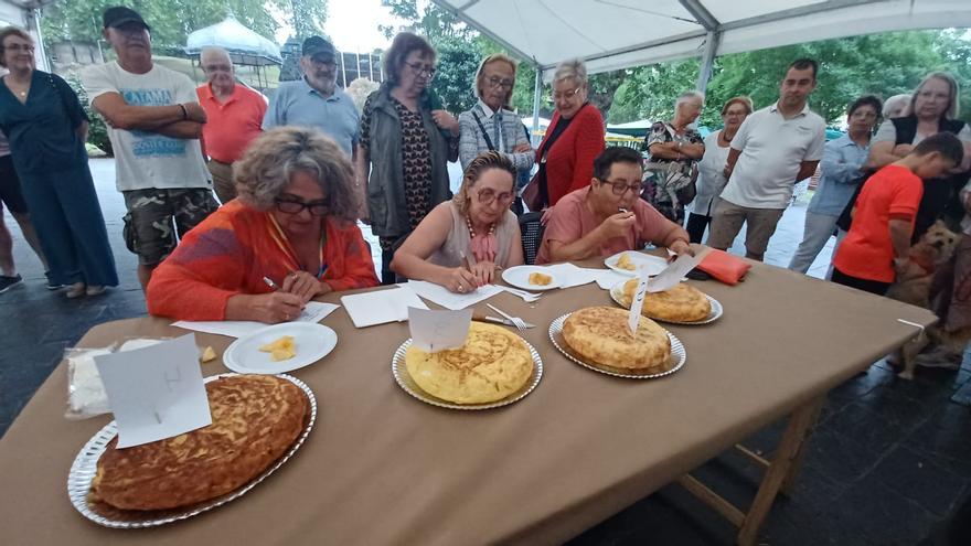 La mejor tortilla del concurso de las fiestas de Grado es la de José Antonio González, &quot;Villa&quot;, y tarda en hacerse hora y diez minutos