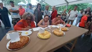 La mejor tortilla del concurso de las fiestas de Grado es la de José Antonio González, "Villa", y tarda en hacerse hora y diez minutos