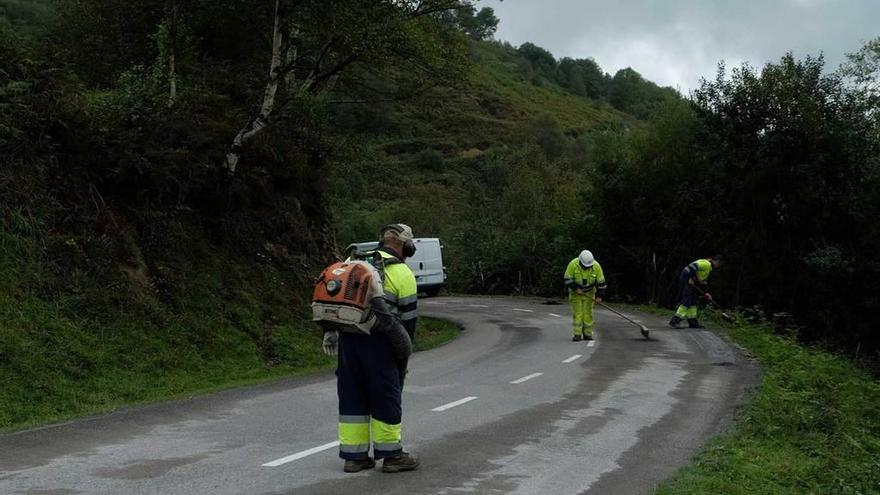 Los operarios limpian la carretera del emblemático puerto