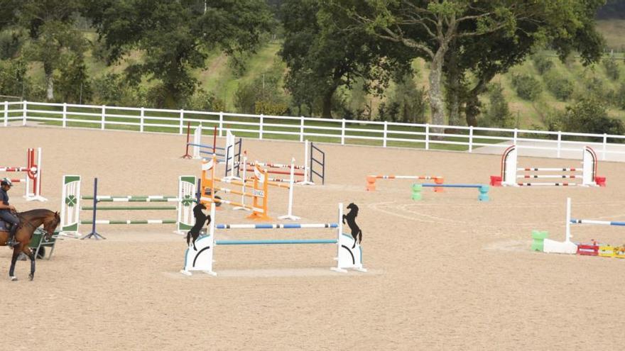 La pista de obstáculos de la Yeguada Maeza en Pedrosa (Sariego).  