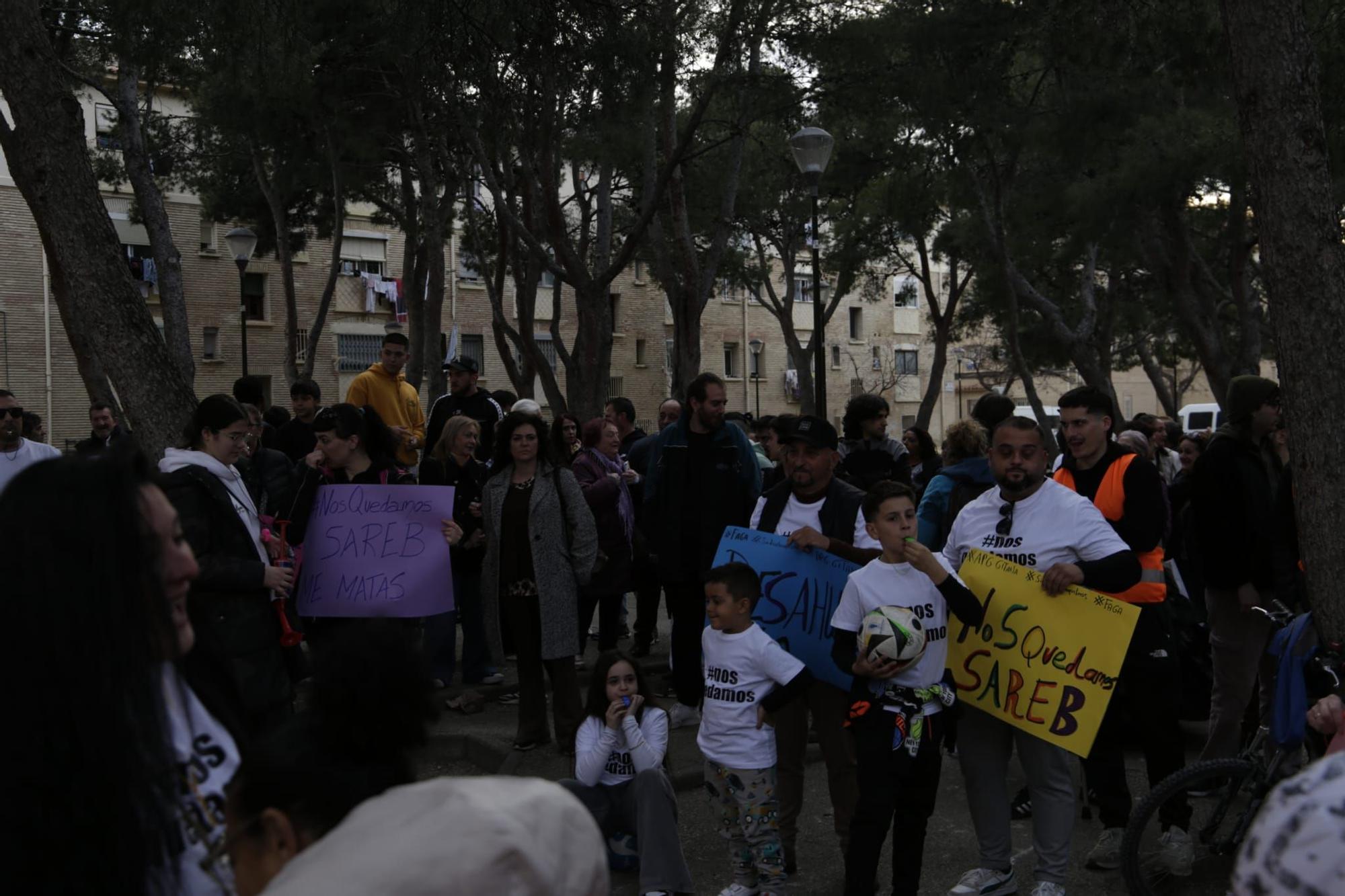 En imágenes | El barrio Oliver sale a la calle para frenar el desahucio de 20 vecinos