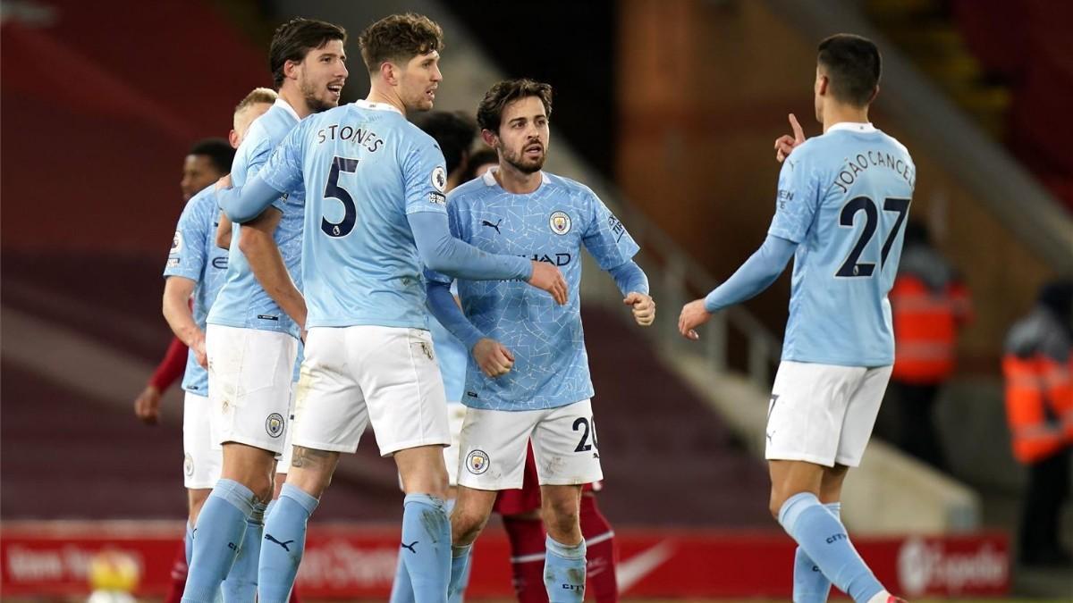 Los jugadores del City en el pasado partido en Anfield.