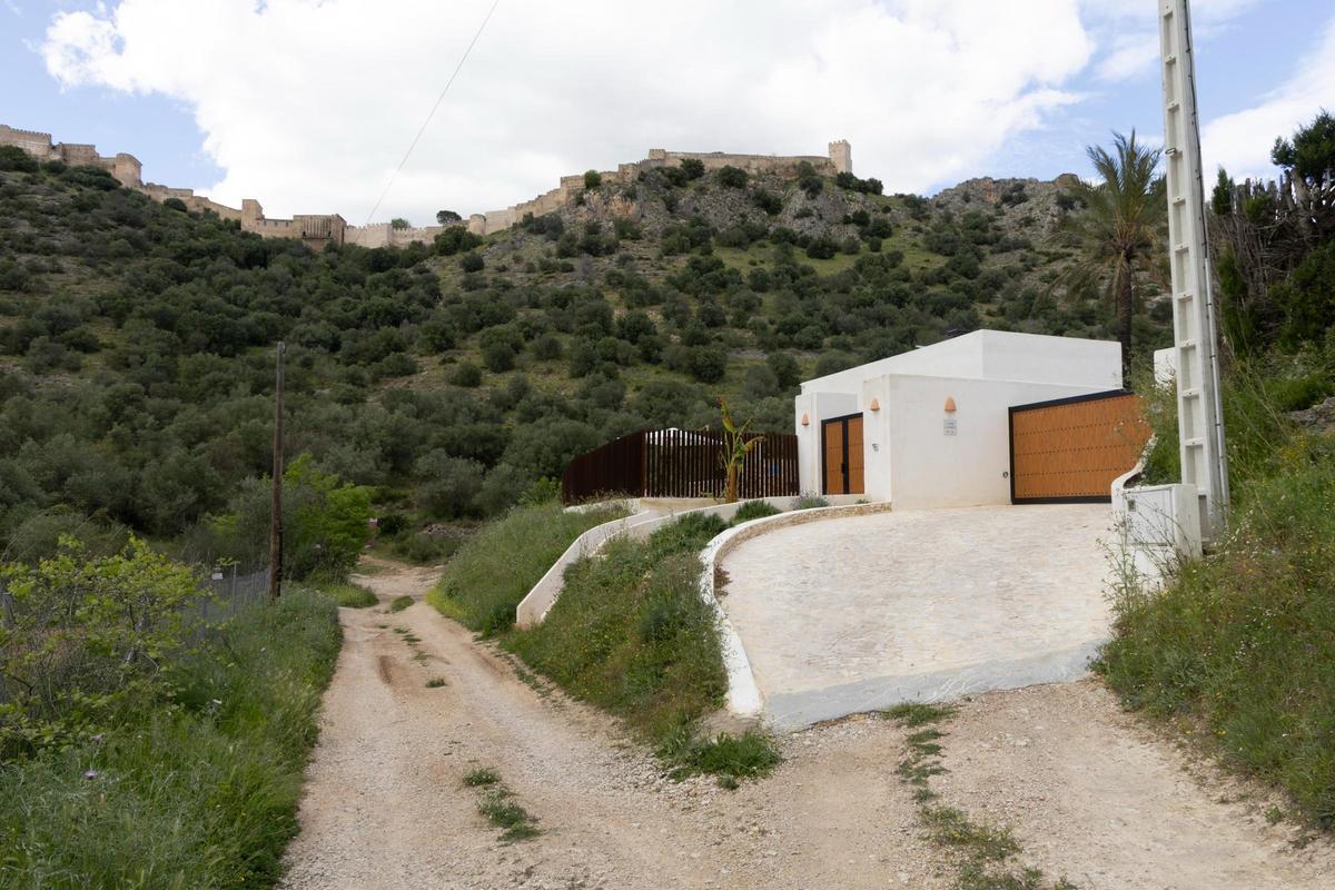 Imagen captada de la vivienda en la que entraron los cacos, en el diseminado de Bixquert en Xàtiva.