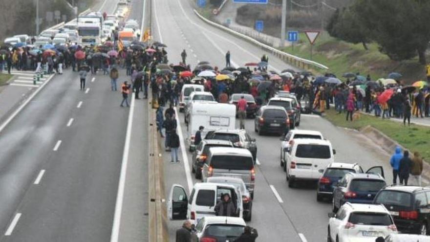 Una de les carreteres tallades aquesta tarda